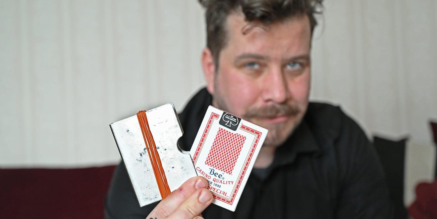 Viktig utrusning för Samuel Varg: gummiband, kortlek och en så kallad card guard, som skyddar kortleken.