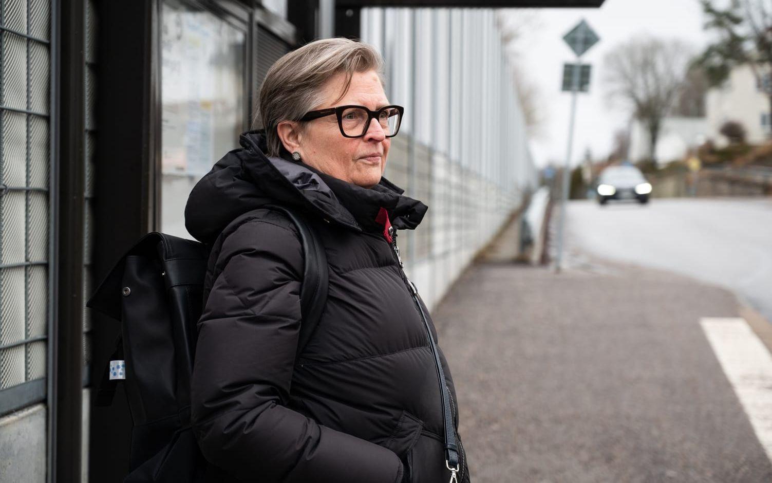 Marie Ottosson pendlar mellan Hulan och centrala Lerum varje dag med Lerumsnabben: ”Det känns som en tillbakagång att de vill lägga ner direktbussar”, säger hon.