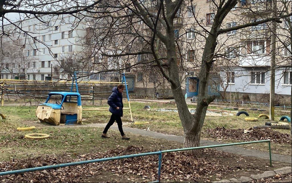 Niklas Nordström vid en lekplats i ett bostadsområde någonstans i östra Ukraina.
