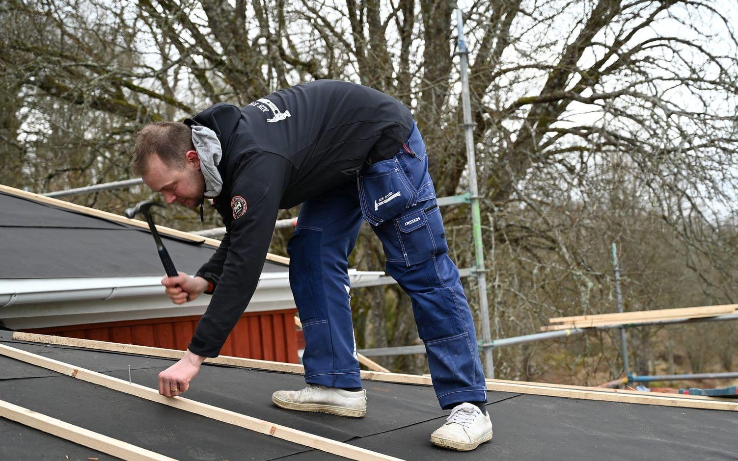När renoveringsarbetet på Lekhusets tak gjordes var taket så genomruttet att snickaren Andreas Nielsen trampade igenom.
