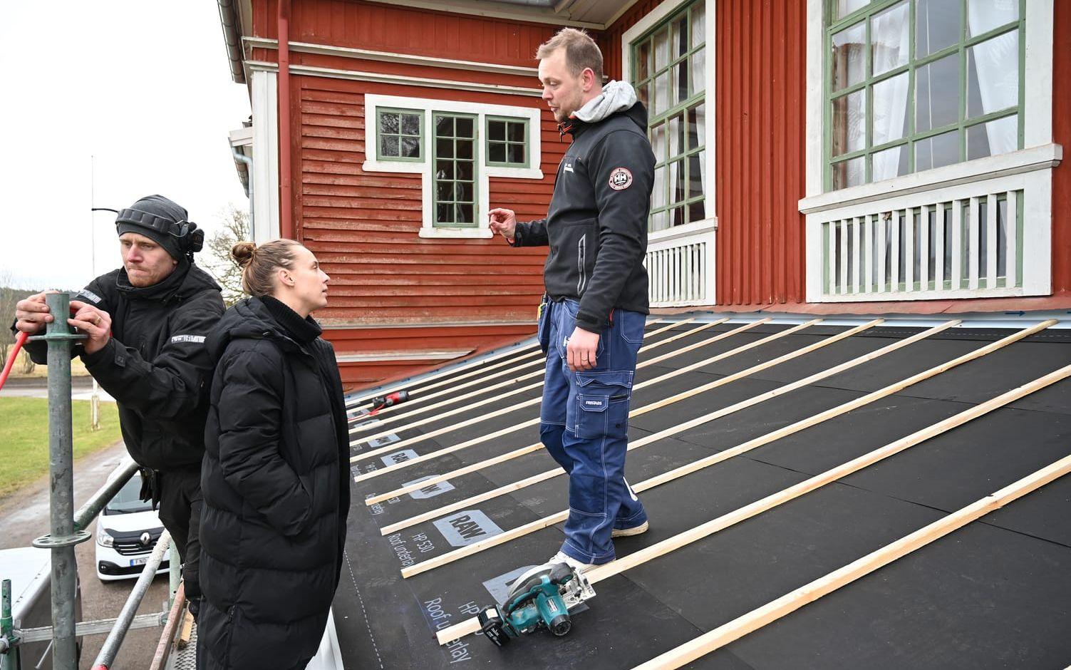 Snickaren Andreas Nielsen i samråd med Ylva Nordström, som är byggnadsantikvarie på länsstyrelsen.
