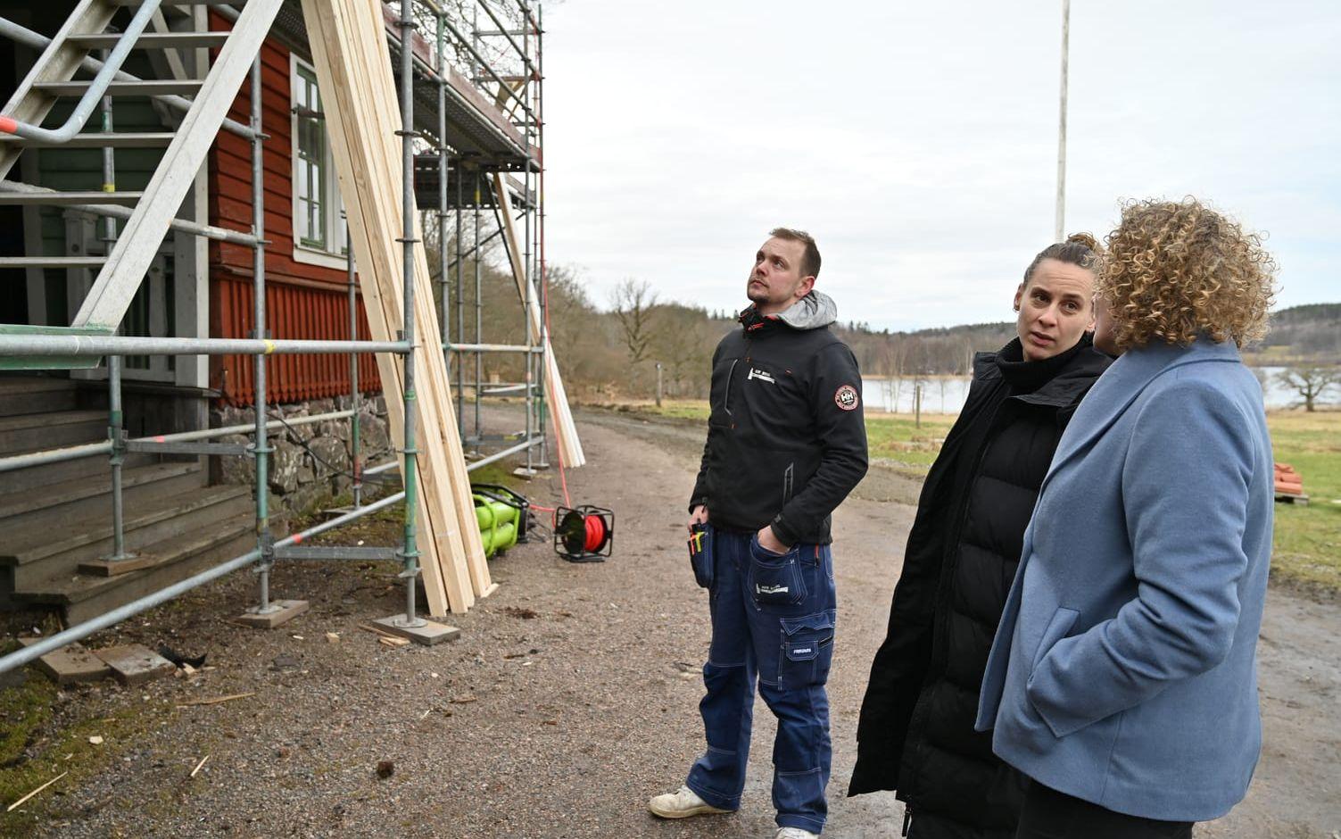 Andreas Nielsen, snickare, Ylva Nordström,  byggnadsantikvarie på länsstyrelsen, och Marias Sidén, vd på Nääs slott.