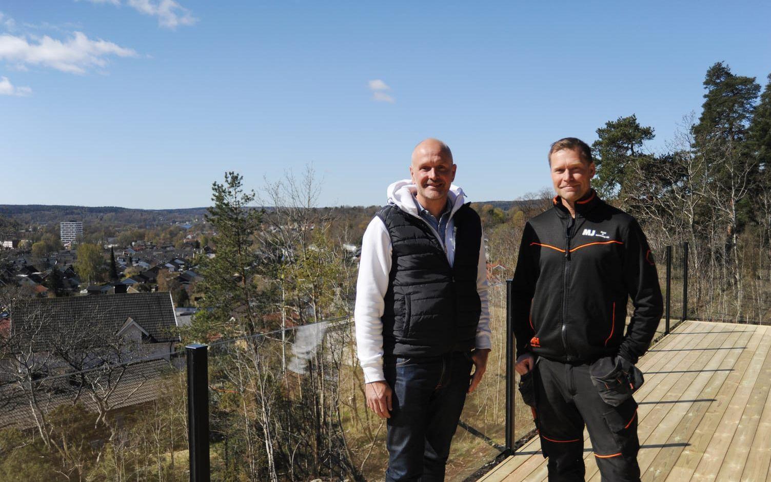 Jonas Sjöberg och Martin Jendman på altanen till det största huset, med en boyta på 200 kvadratmeter.
