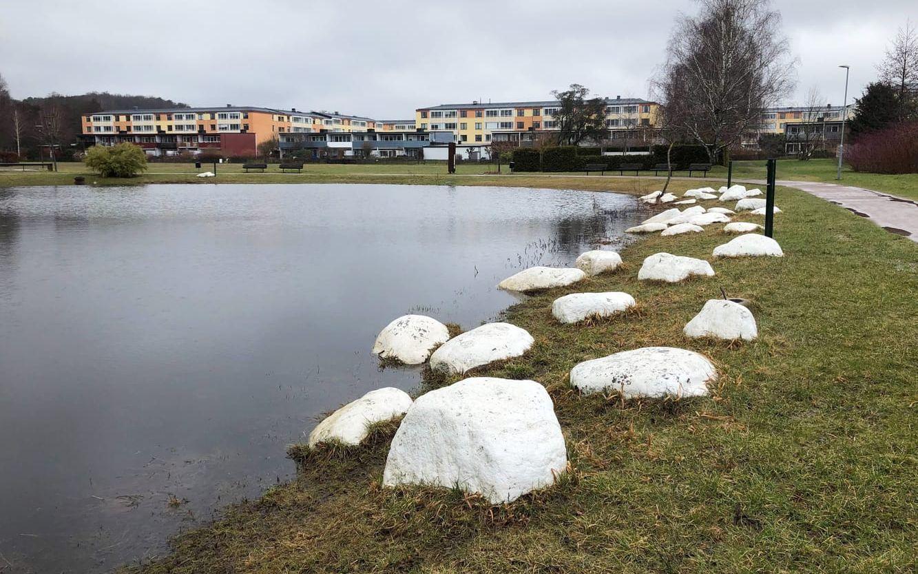 Vita stenar i Nyebroparken i Lerum.