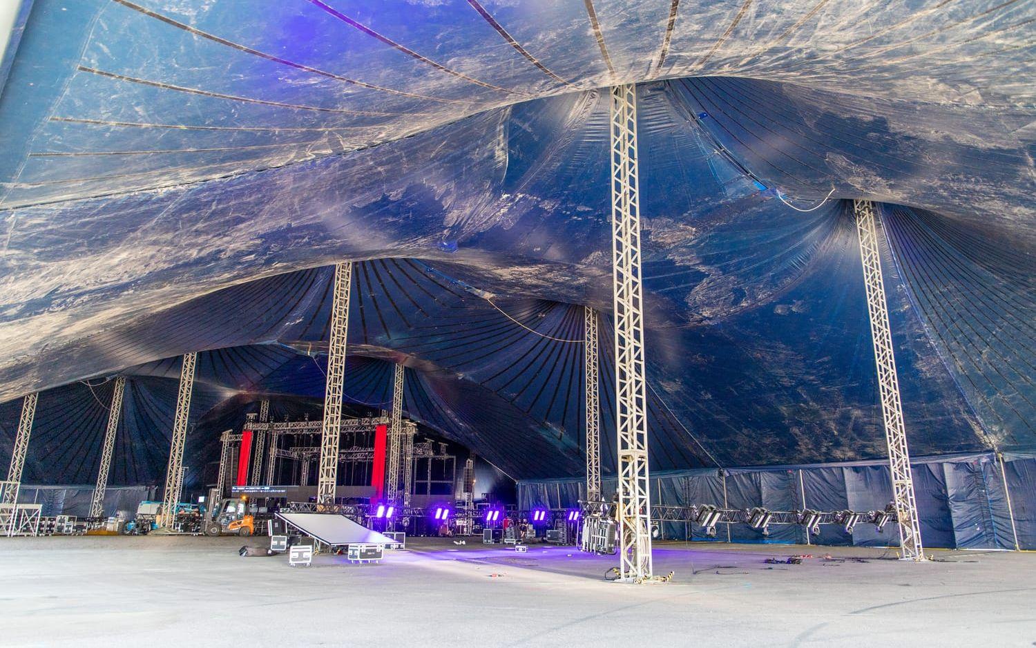 Det stora blå tältet som rests på Frihamnen kommer från Storbritannien och reser jorden runt. Tältet tar mellan 12-13 000 besökare. 