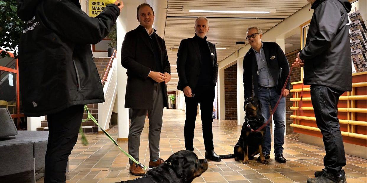 Viktor Lundblad tillsammans med Göran Careborg och Anders Hurtig. Här träffar de narkotikahundarna Bosse och Joy på Lerums gymnasium, tillsammans med hundförarna Marika Broberg och Alexander Hansson.