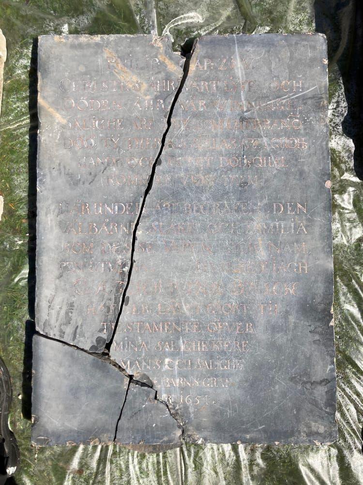 Till monumentet fanns en text med hänvisning till bibeltext.