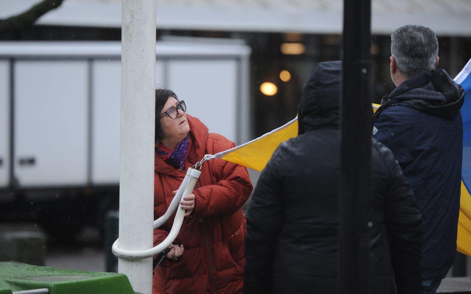 Anette Holgersson (V) förbereder sig på att hissa en flagga.